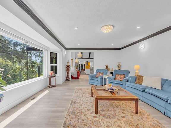 5th image of 4621 Caulfeild Dr