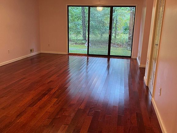 4th image of 32 Greenwich Dr
