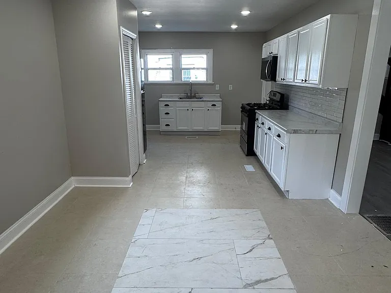 445 W 25th St — Photo 12