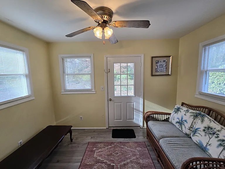 242 W Castle Dr — Photo 11