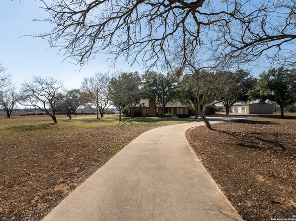 117 Oaklawn Dr, Floresville, TX 78114
