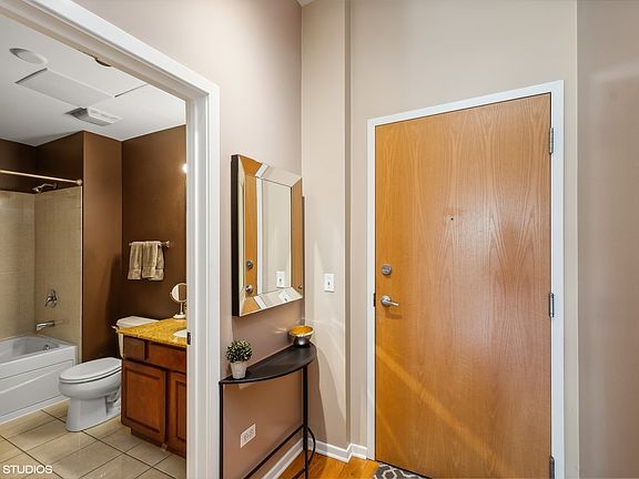 4th image of 849 N Franklin St Unit 1406