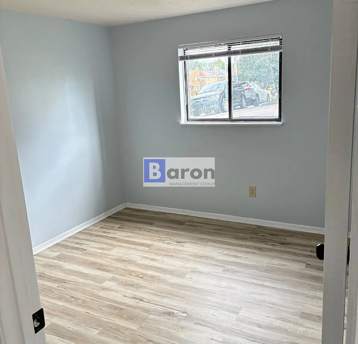 Updated 2-Bedroom Apartment Ground Level! — Photo 3