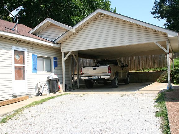 4th image of 108 E Tickle St