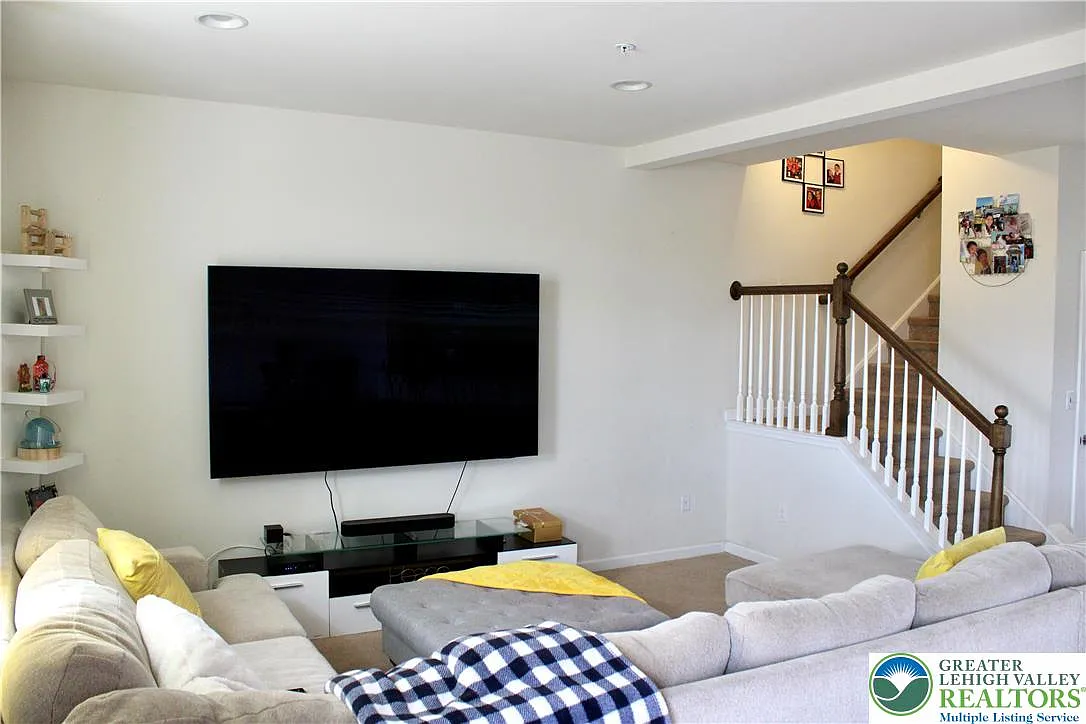 3 bed, 2.5 bath, 2479 sqft, $2,775 — Photo 3