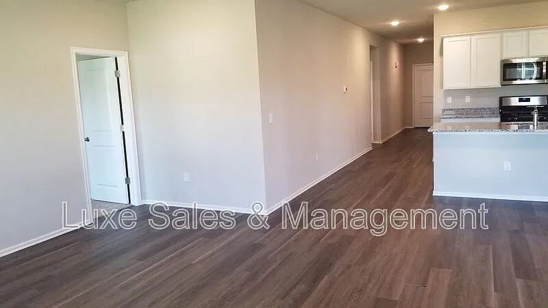 4 bed, 2.0 bath, 1796 sqft, $1,995 — Photo 3