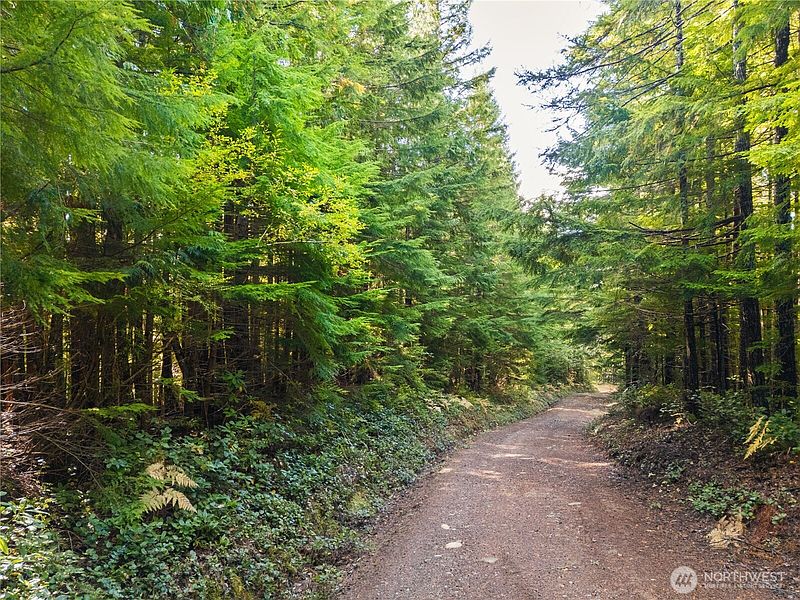 3rd image of 1350 N Hilltop Loop Road