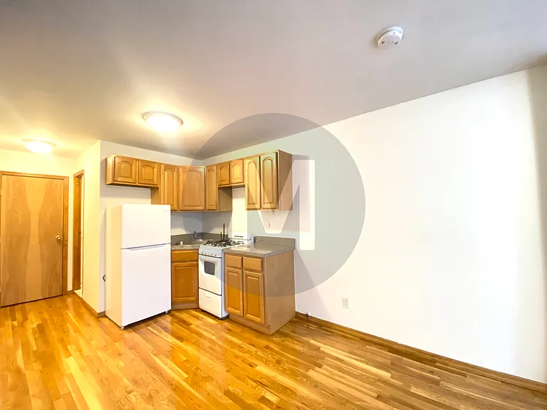 1142 1st Ave #10 — Photo 6