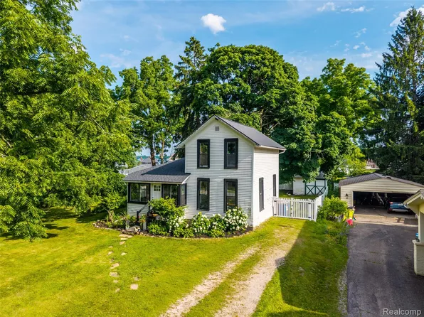 273 W Walled Lake Dr, Walled Lake, MI 48390