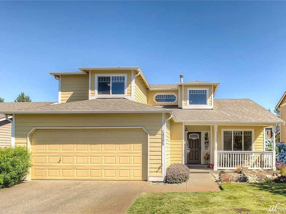 Inviting home conveniently located in the Sunrise Community in Puyallup. 