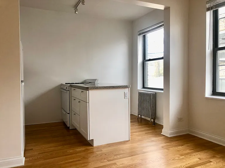 4350 N Ashland Ave — Photo 3