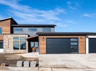 2012 Tule Ln, Bismarck, ND 58503