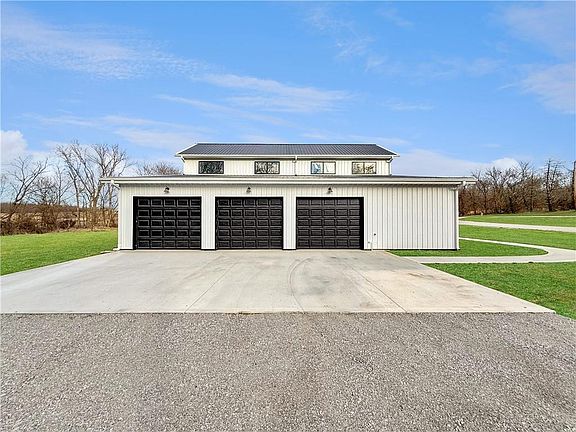 3rd image of 127 NW 1050th Rd