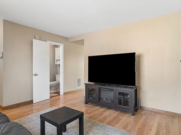 4th image of 1058 N Boxwood Dr #A