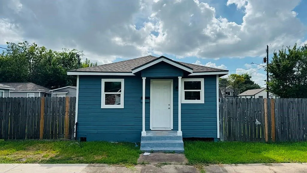 2 bed, 2.0 bath, 720 sqft, $1,250 — Photo 1