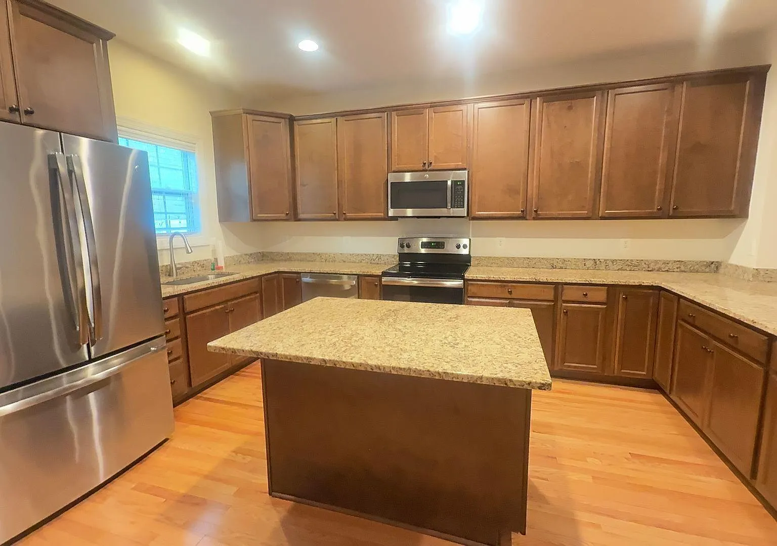 3 bed, 2.5 bath, 2436 sqft, $2,295 — Photo 4