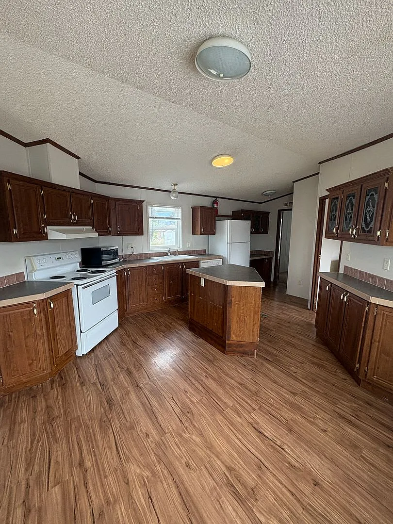 3 br 2 bath manufactured centrally located — Photo 1