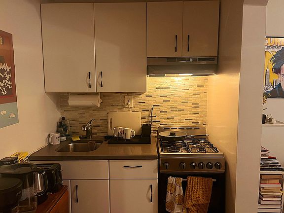 4th image of 542 E 11th St APT 3D