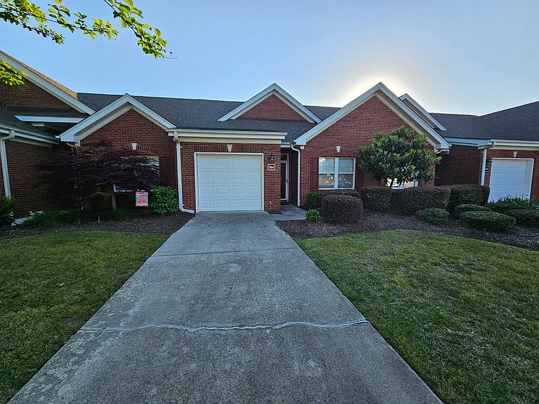 204 Hilliard Ct — Photo 3