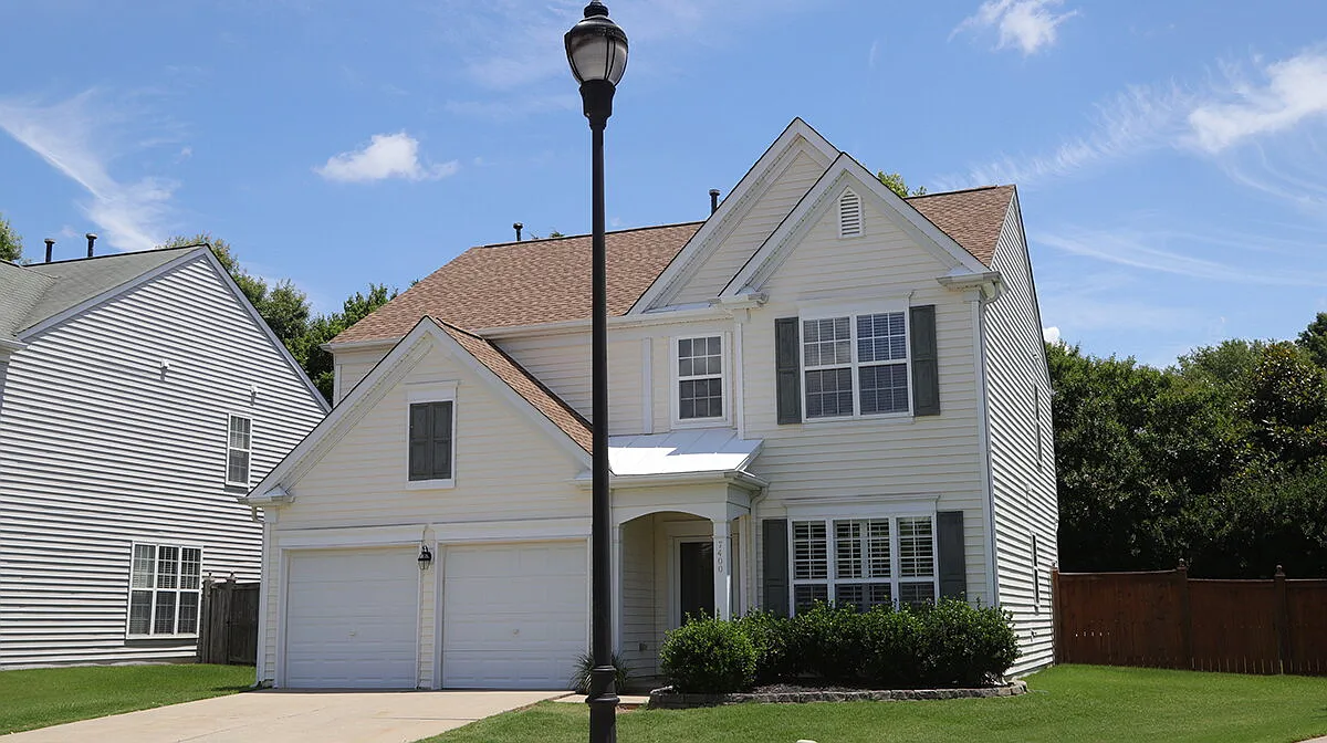 4 bed, 2.5 bath, 2014 sqft, $2,695 — Photo 1