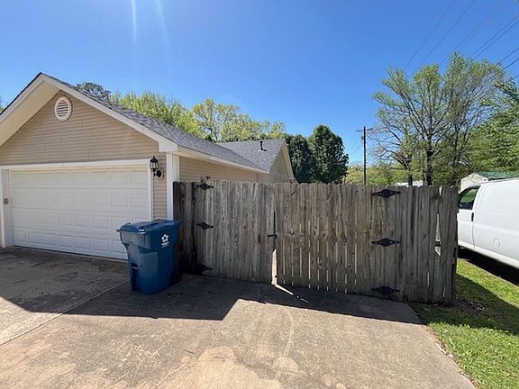 4th image of 2701 Gage Dr