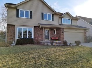 8120 Brookview Dr, Urbandale, IA 50322