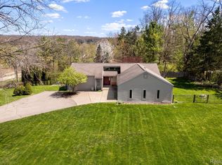 9248 Hartland Rd, Fenton, MI 48430