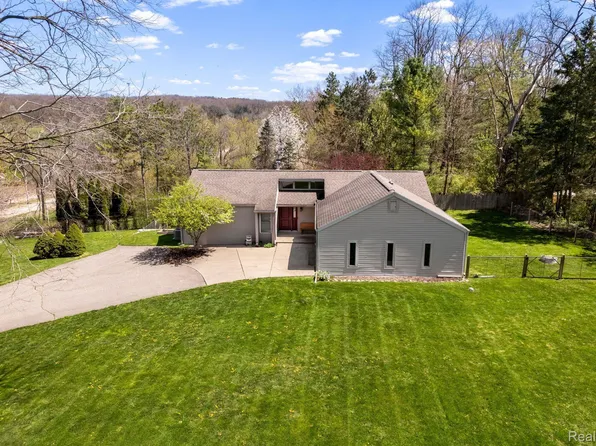 9248 Hartland Rd, Fenton, MI 48430