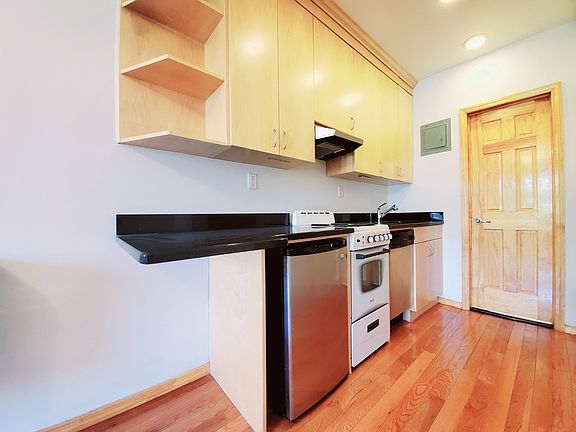 3rd image of 109 Joralemon St APT 10B