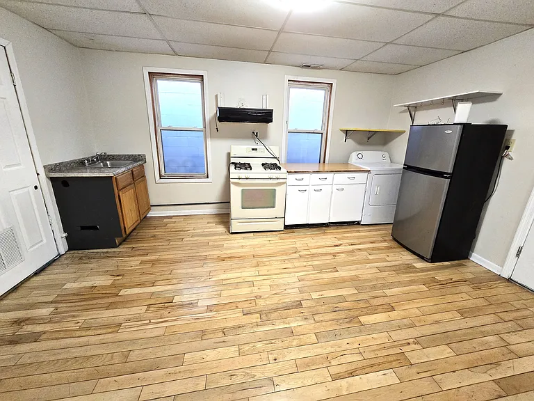 2352 S Canal St #2R — Photo 2