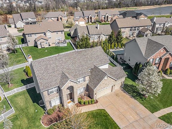 3rd image of 2049 Saint Madeleine Dr