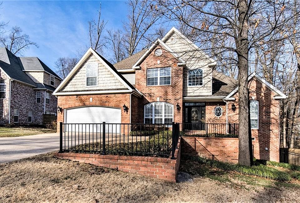 1st image of 32 Stonehenge Dr