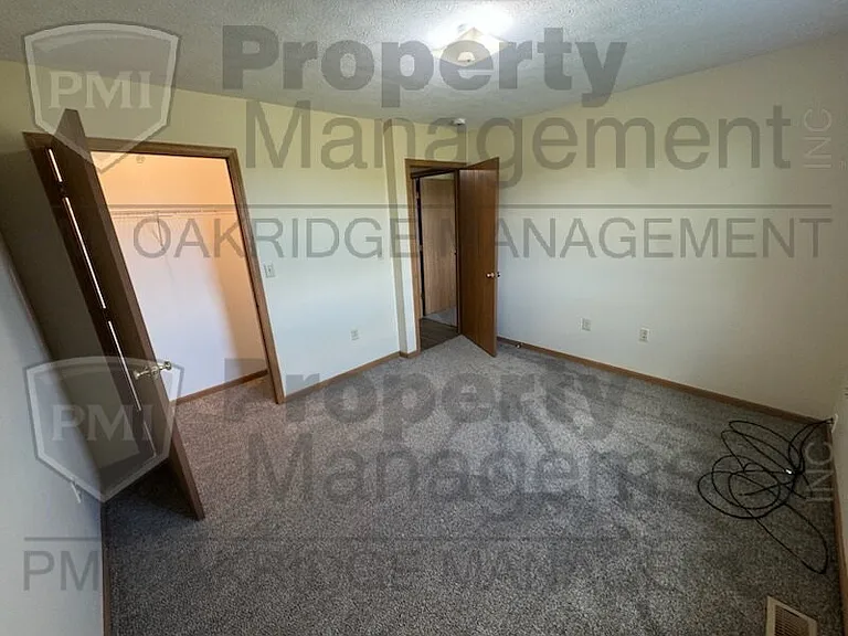233 Elizabeth Dr — Photo 8