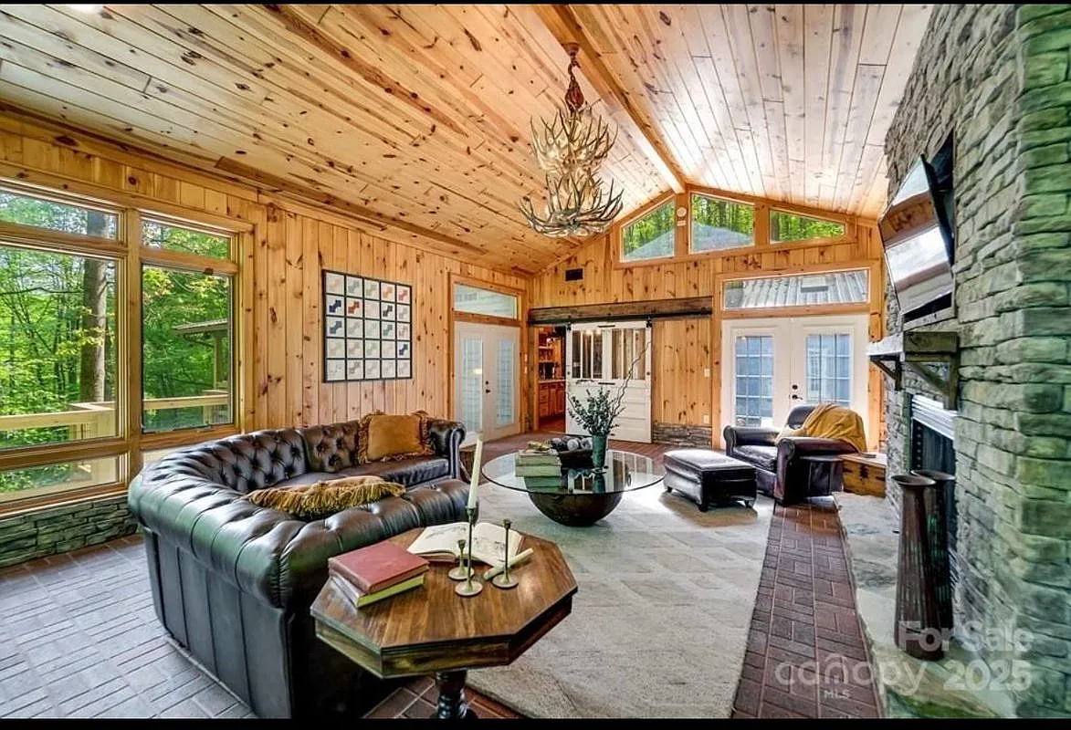3 bed, 2.0 bath, 2366 sqft, $2,850 — Photo 2