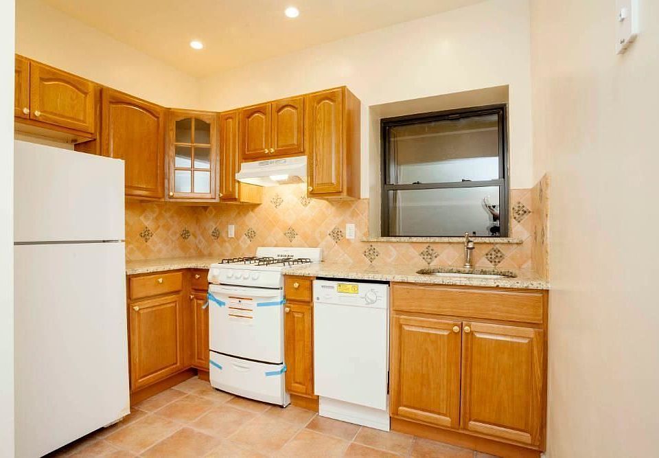 2nd image of 422 E 58th St APT 3A