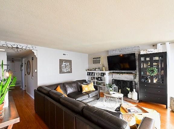 3rd image of 1046 Blakeley Ct