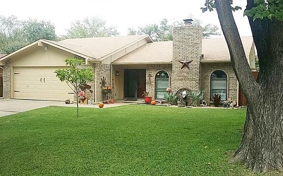 2nd image of 4121 Hawthorn Ln