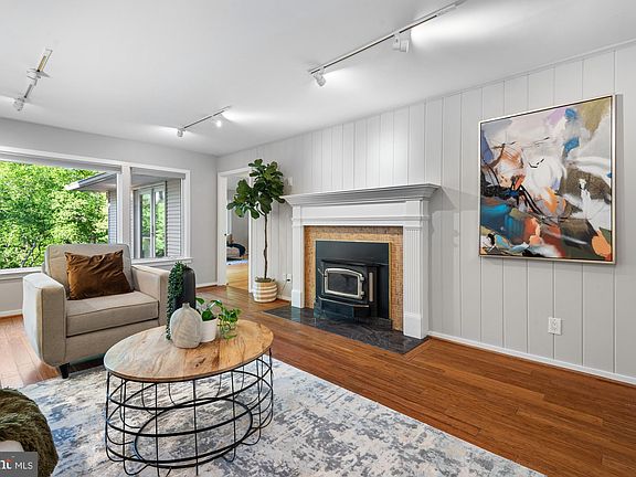 5th image of 10126 Parkwood Ter