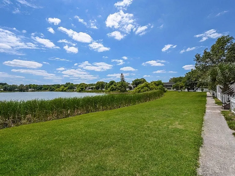 Park at Lake Magdalene Apartments and Townhomes — Photo 29