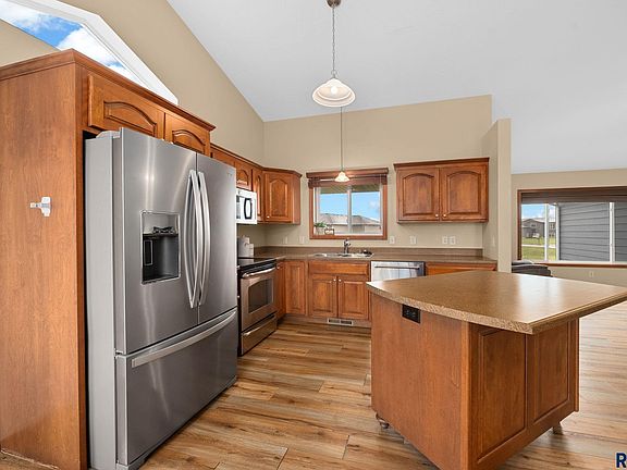 3rd image of 1009 Honeysuckle Dr