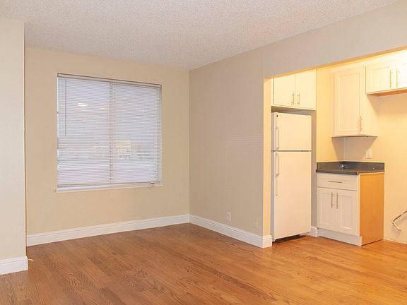 4th image of 2297 Sutter St #102