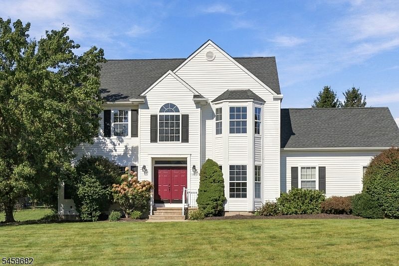 1st image of 15 Canterbury Ln
