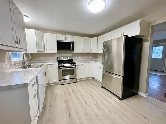 3rd image of 533 W Drummond Dr