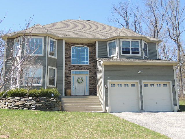1st image of 102 Winding Brook Ct