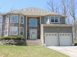 102 Winding Brook Ct, New Windsor, NY 12553