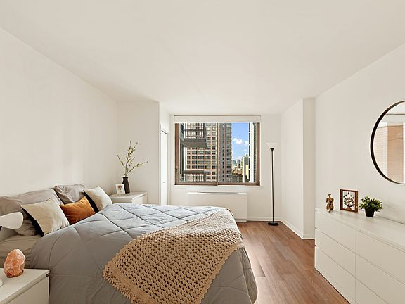 4th image of 235 E 40th St APT 30B