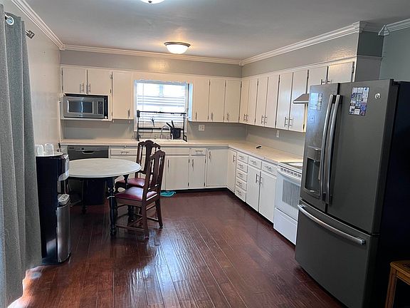4th image of 215 E 19th St