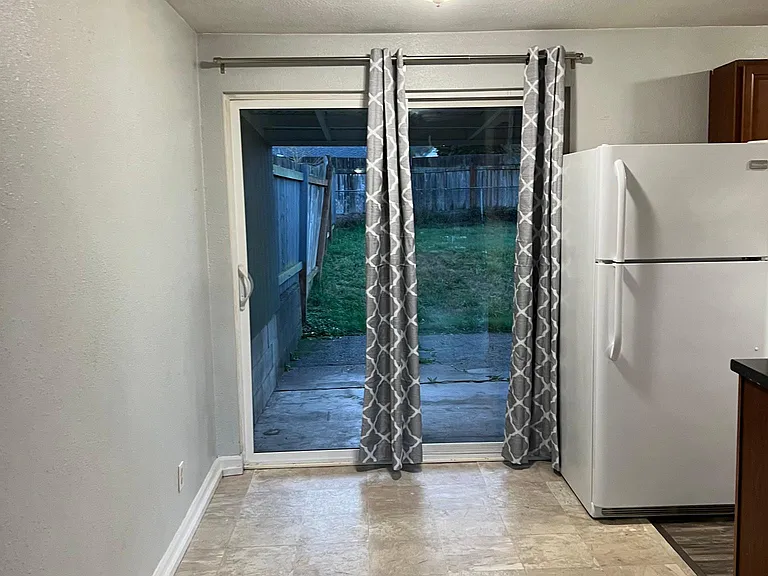 1729 Houston Ave — Photo 6