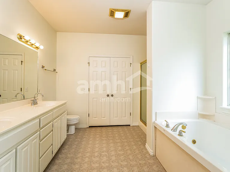 1436 W Plymouth St N — Photo 15
