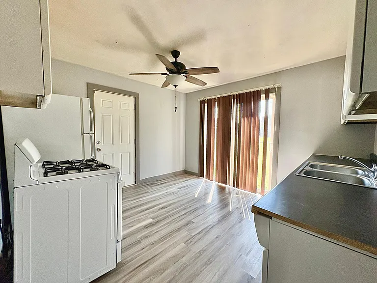 811 Fairway St — Photo 3